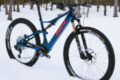 Das iLYNX RACE-carbon in blau im Schnee.