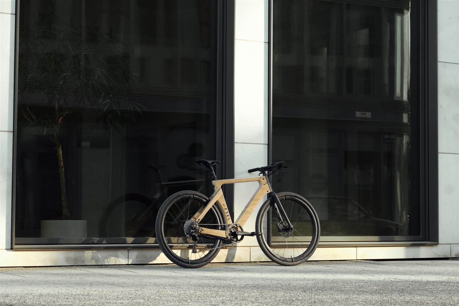 Ride Your Nature: esel präsentiert neues Markenbild und prämiertes Urban-E-Bike 3 eUrban esel E-Bike im urbanen Einsatz