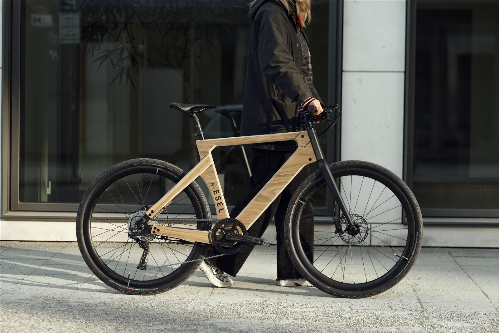 Ride Your Nature: esel präsentiert neues Markenbild und prämiertes Urban-E-Bike 4 Detail des Holzverbundrahmens am eUrban esel E-Bike